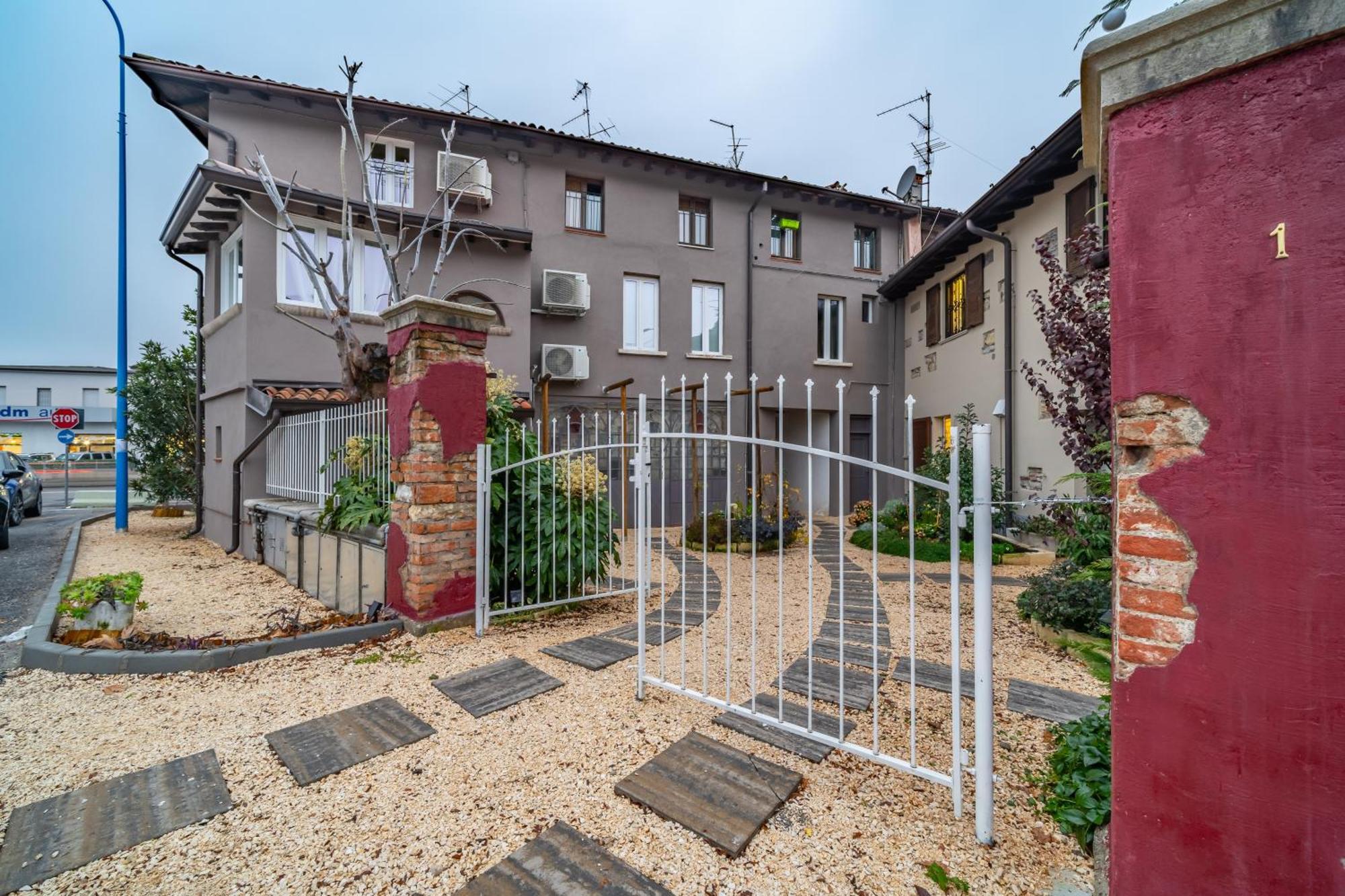 Apartament Cascina Conicchio - Metro Station - By Host4U Brescia Zewnętrze zdjęcie